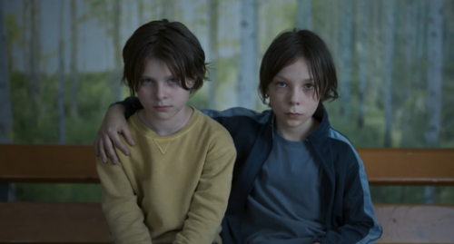I due bambini in una scena del film